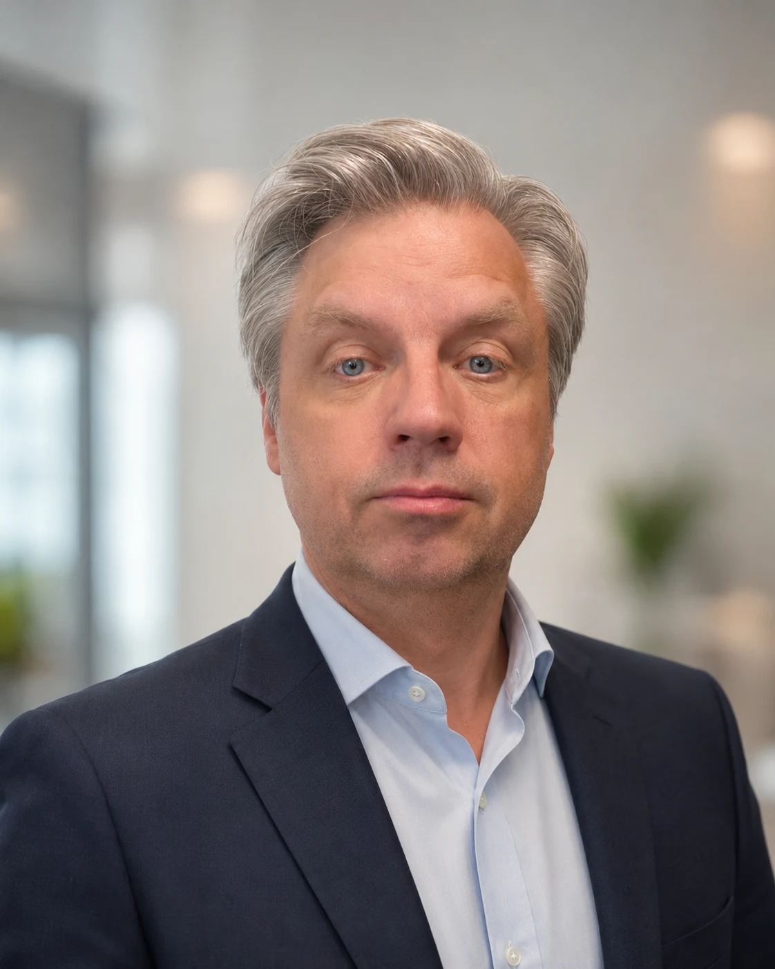 Yrkesverksam person som använder Veriscore-tjänster i en digital arbetsmiljö.